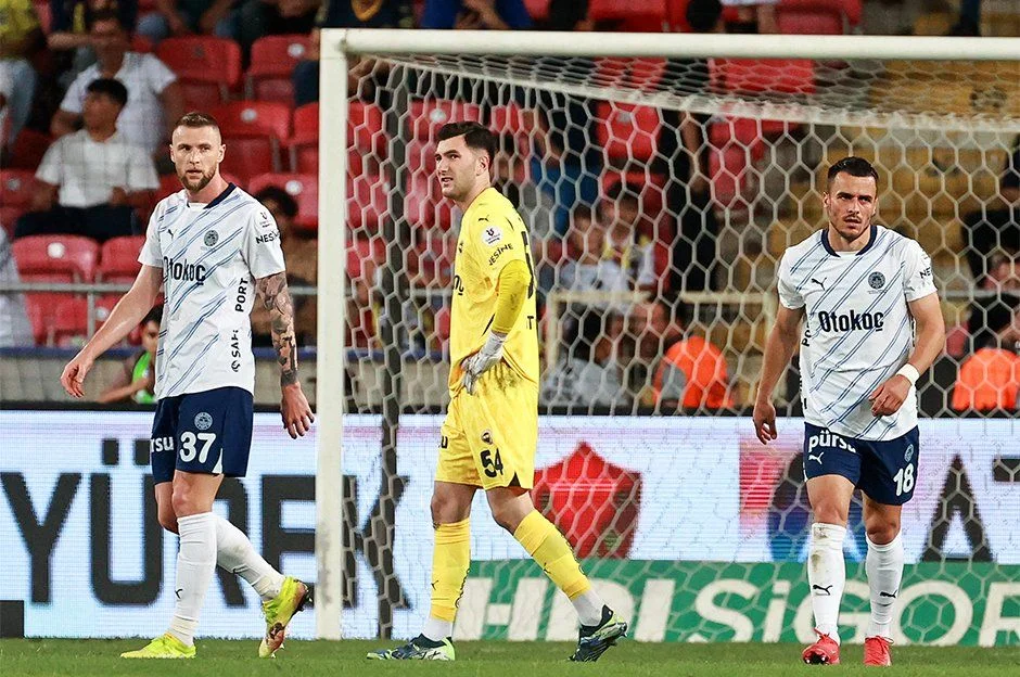 "Rezaletin son perdesi!" Fenerbahçe'nin tarihi hezimeti manşetlerde! Hedefteki isim Jose Mourinho