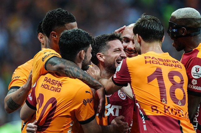 Fernando Muslera ve Dries Mertens Galatasaray formasıyla son maçına çıktı: Omuzlarda veda ettiler