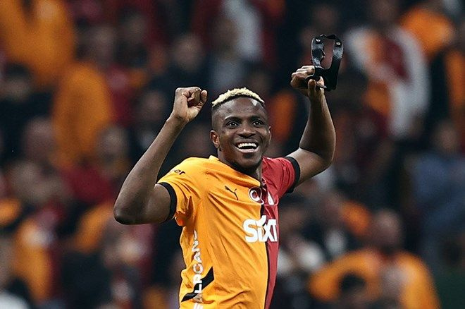 Rams Park’ta Victor Osimhen'e özel şarkı: Taraftarlar hep bir ağızdan söyledi