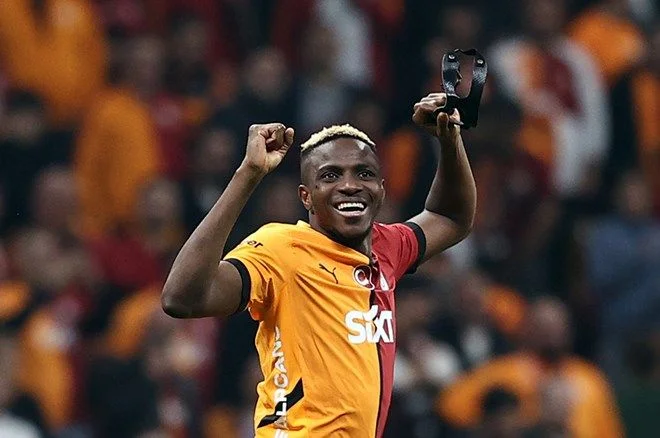 Rams Park’ta Victor Osimhen'e özel şarkı: Taraftarlar hep bir ağızdan söyledi