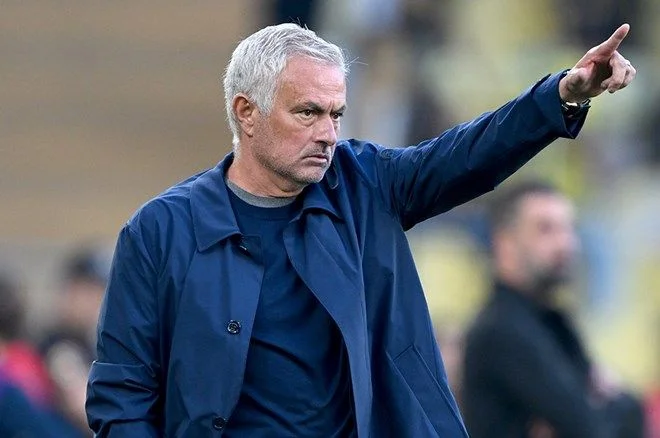 Fenerbahçe'de ayrılacak ve yerine gelecek isimler belli oldu: Tanıdık 2 isim!