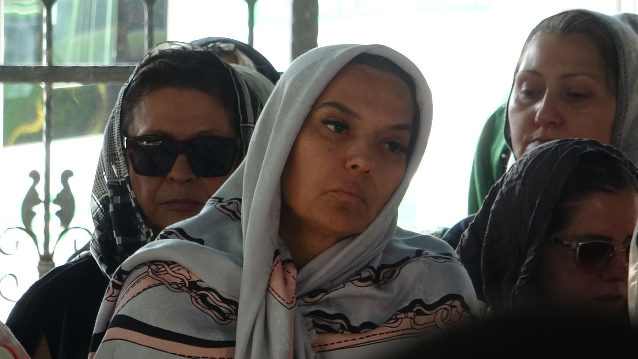 Demet Akalın'ı yıkan ölüm! Kuzeninin cenazesinde gözyaşlarına boğuldu