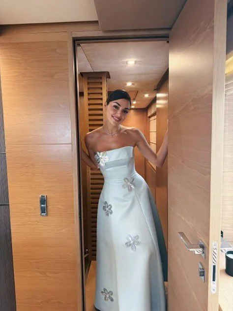 Hande Erçel’in mavi elbisesiyle tekne pozları gündem oldu: Elbisenin fiyatı dudak uçuklattı
