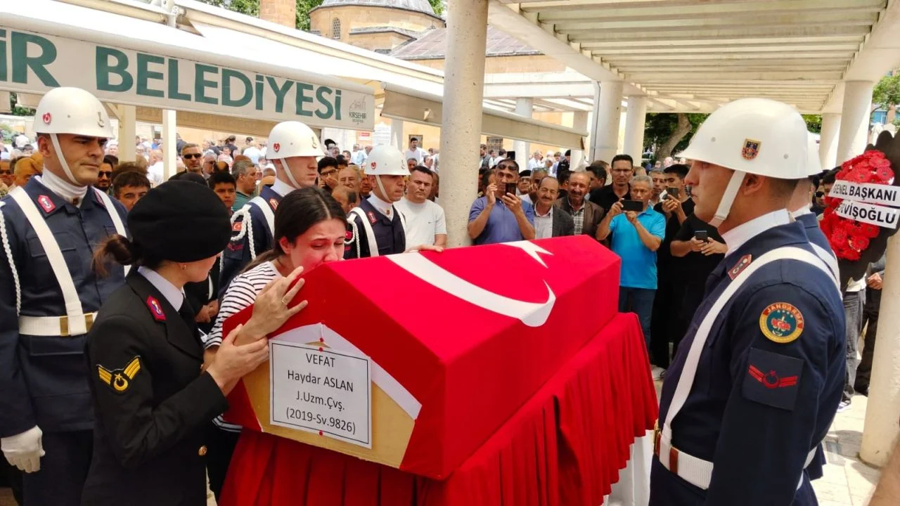 Mutluluğa giderken yolda karşılarına ölüm çıktı! Uzman çavuş Haydar Aslan ve eşi Ecemnur Aslan toprağa verildi, 5 aylık bebekleri yoğun bakımda
