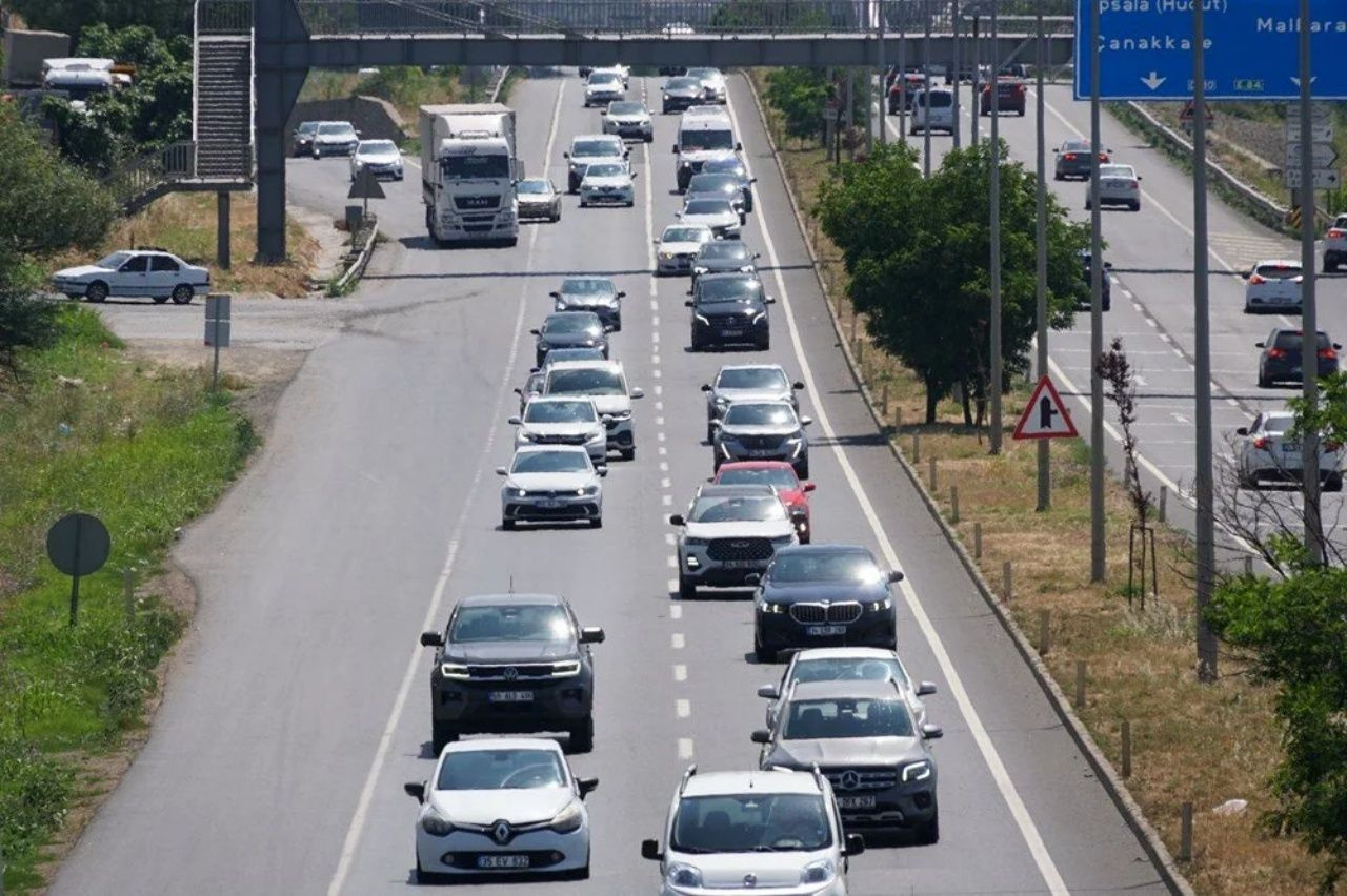 Bayram dönüşü İstanbul’da yoğunluk başladı! Tekirdağ girişinde trafik artıyor