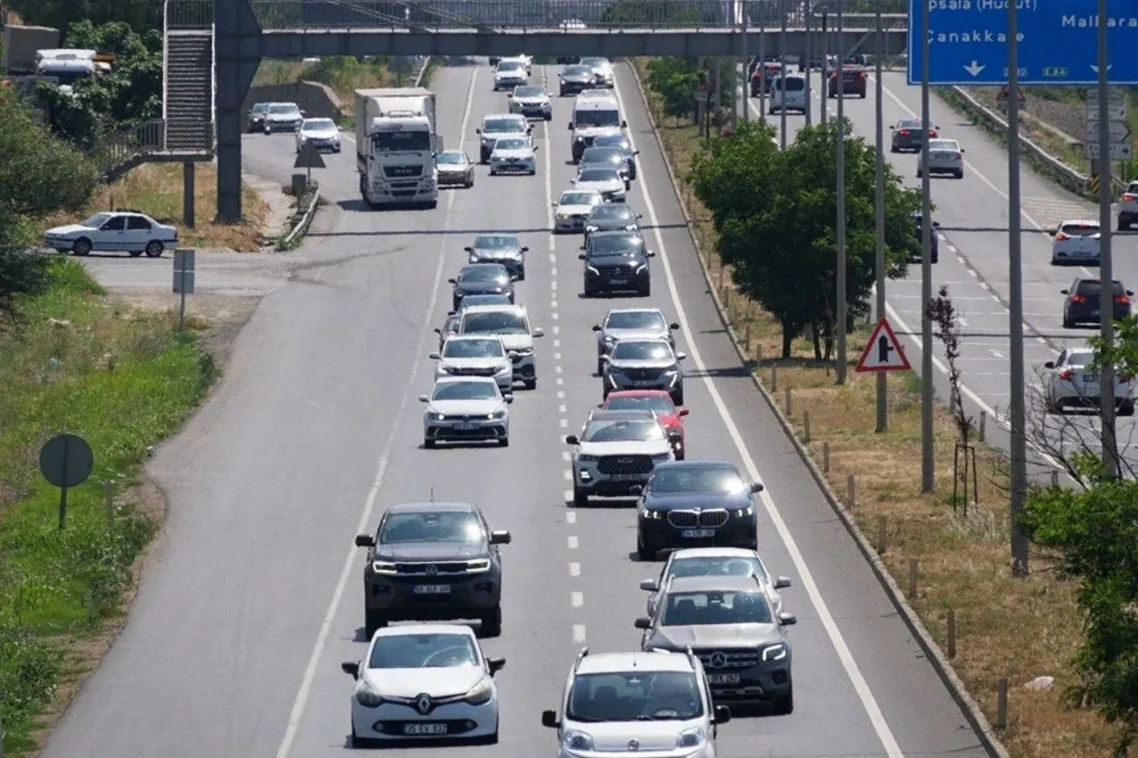 Bayram dönüşü İstanbul’da yoğunluk başladı! Tekirdağ girişinde trafik artıyor