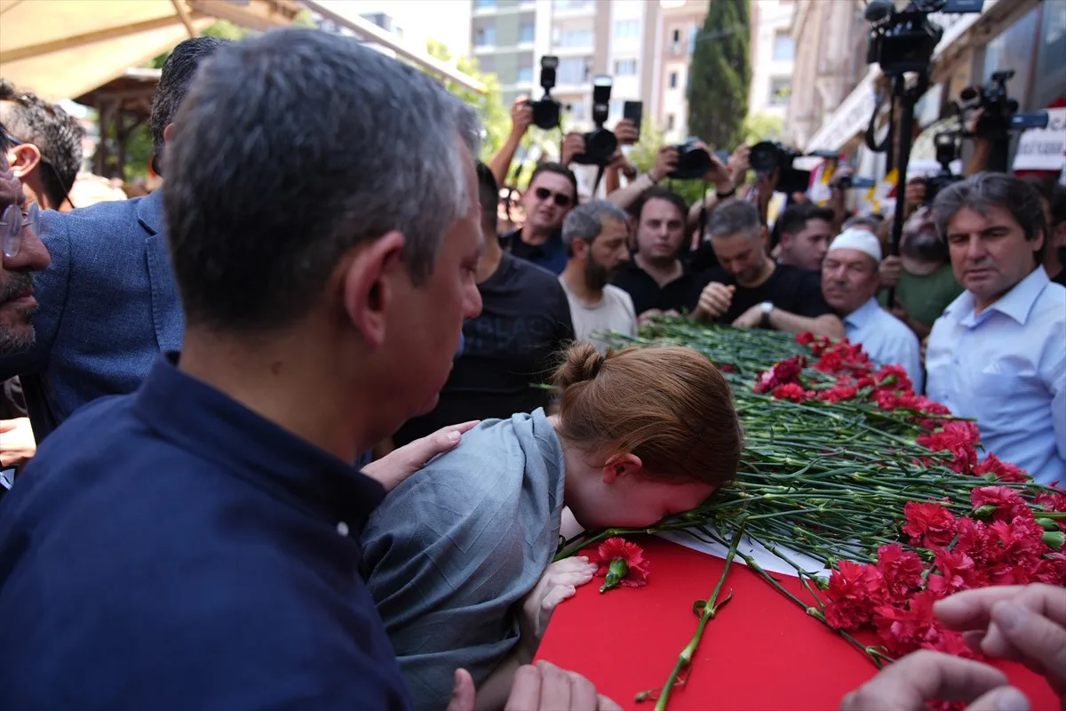 Ferdi Zeyrek'e vedadan acı kareler: Özgür Özel naaşı defnetti