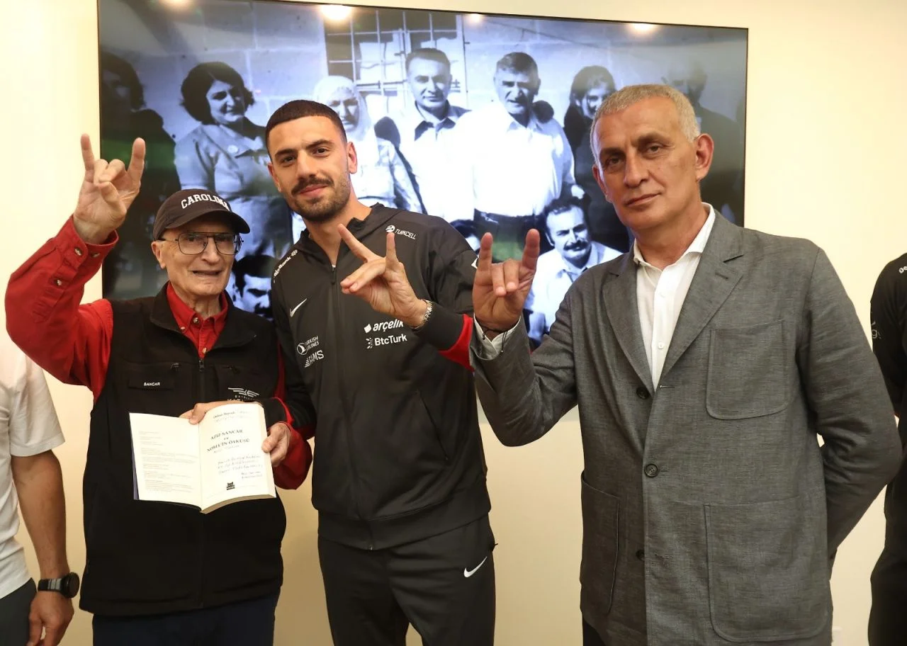 ABD galibiyeti sonrası Aziz Sancar'a ziyaret: Merih'e kitap imzaladı, "Tanrı Türkü Korusun!" notu düştü