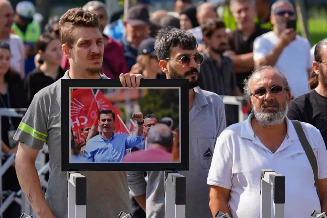 Manisa yasta... Ferdi Zeyrek'in cenaze töreni Cumhuriyet Meydanı’nda düzenleniyor! Yüzlerce Manisalı Cumhuriyet Meydanı’nda buluştu