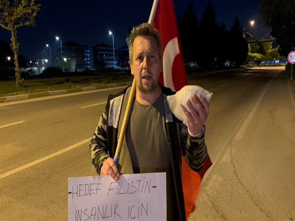 Gazze'ye yürüyor: Elinde bir paket un ve Türk bayrağı var... "Filistin'deki çocuklar da benim çocuklarım kadar değerli"