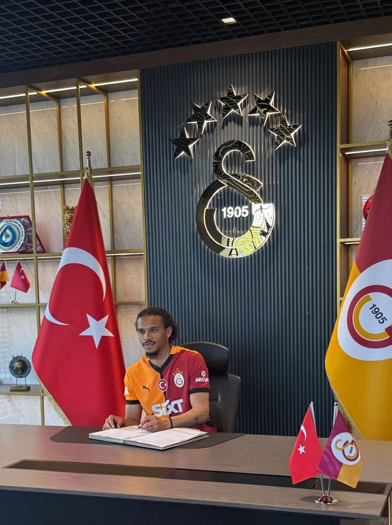 Son dakika Galatasaray'da Hakan Çalhanoğlu ile resmi görüşme gerçekleşti! 10 milyon euro maaş teklif edildi
