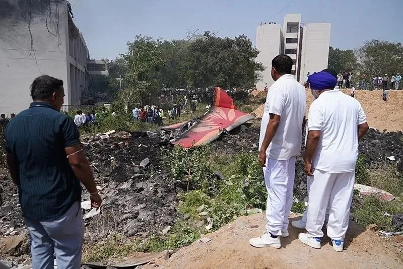 Yanmış cesetler, parçalanmış gövde… Air India uçağından gelen ilk kareler yürek dağladı! 200'den fazla ölü var...