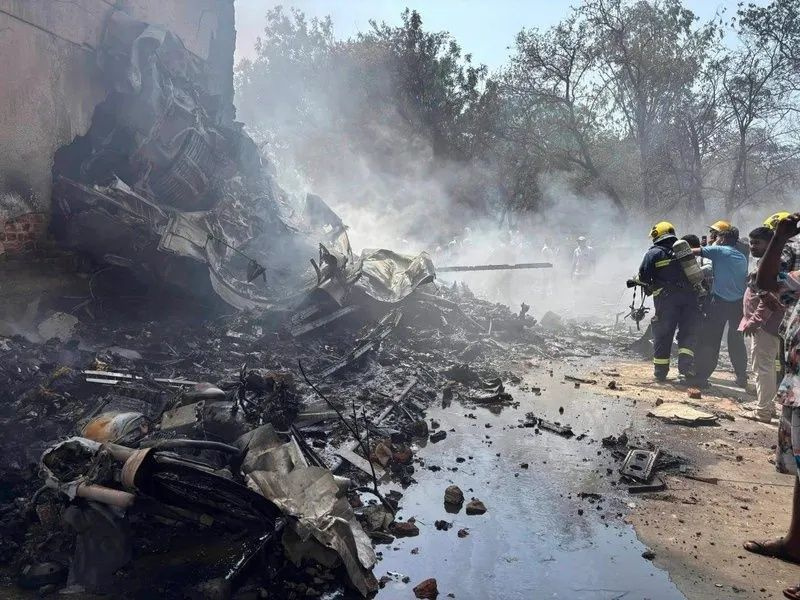 Hindistan'da uçak kalkıştan saniyeler sonra pansiyonun üzerine çakıldı! 244 kişi taşıyordu, yerleşim yeri savaş alanına döndü...