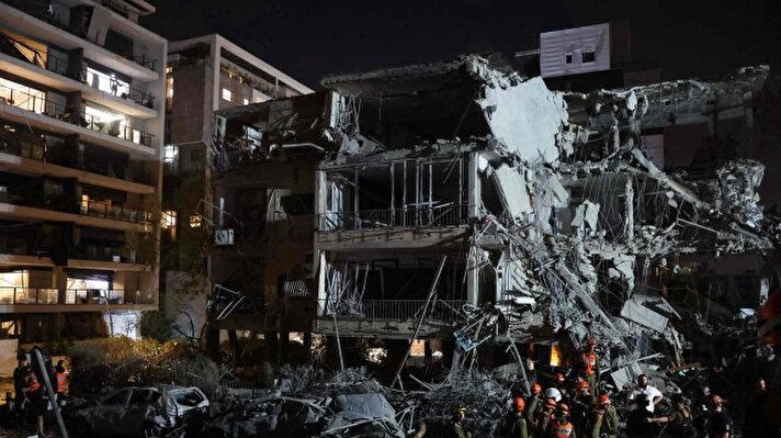 İşgalci İsrail'e ağır darbe! İran füzeleri Tel Aviv'i harabeye çevirdi! Bakanlıklar, üsler, finans merkezi yerle bir!