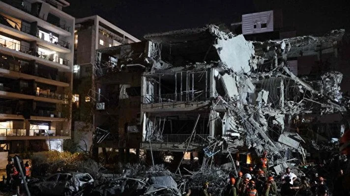 İşgalci İsrail'e ağır darbe! İran füzeleri Tel Aviv'i harabeye çevirdi! Bakanlıklar, üsler, finans merkezi yerle bir!