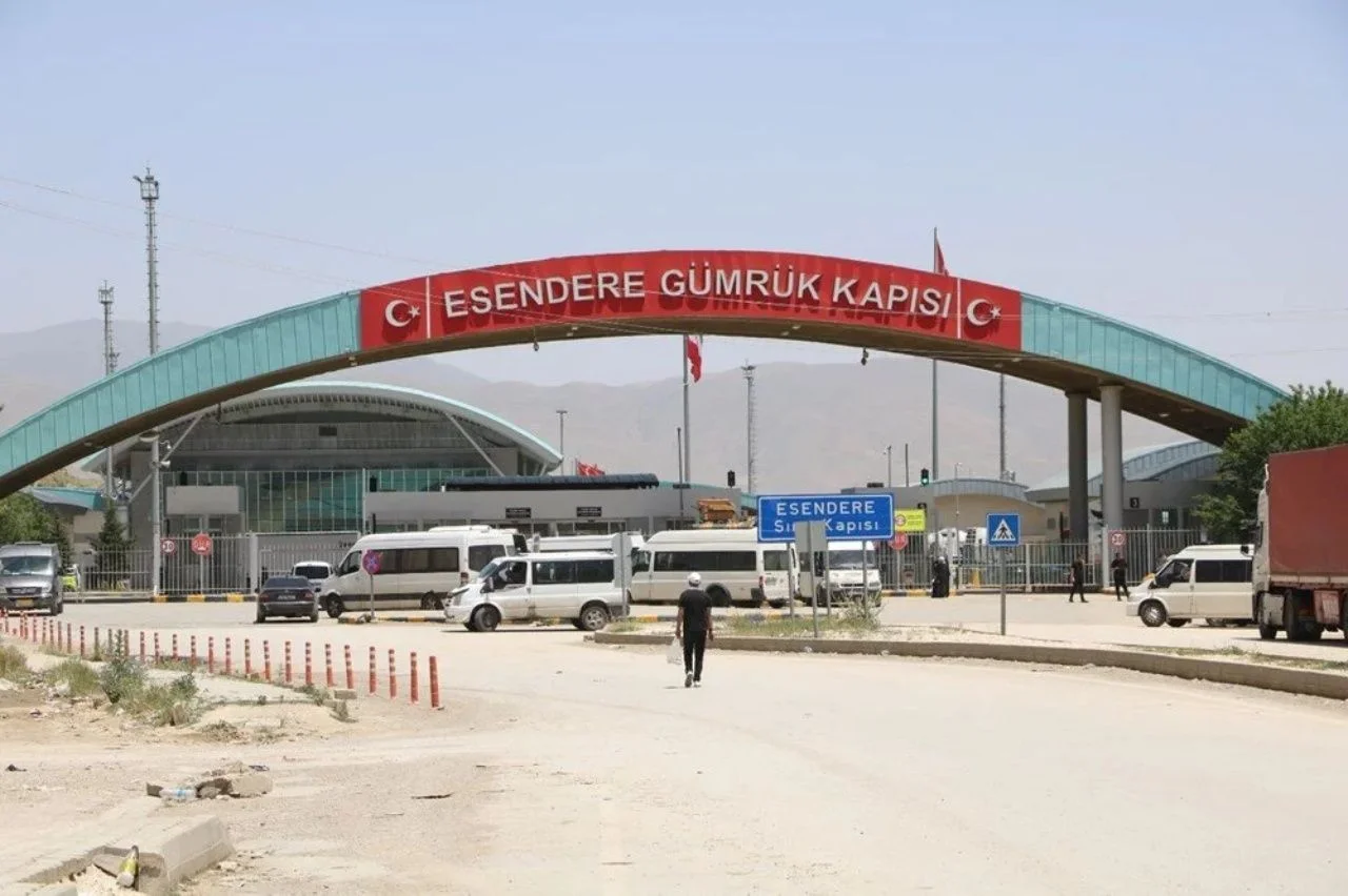 Türkiye İran sınırında gergin bekleyiş! Esendere’de 5 kilometrelik tır kuyruğu oluştu
