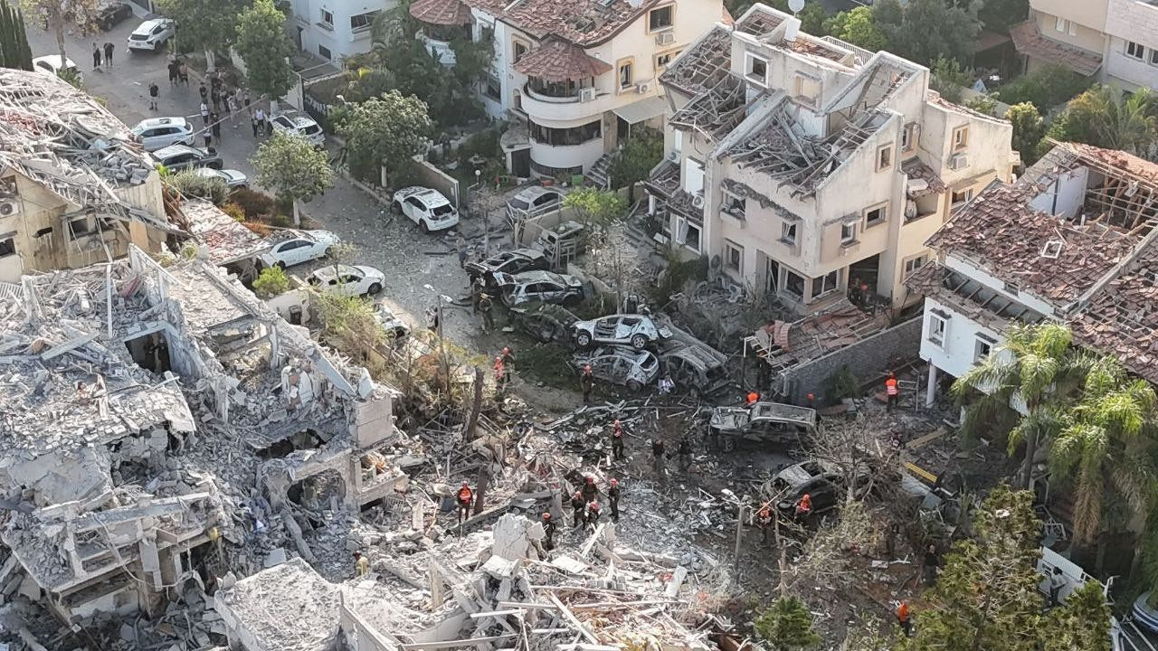 Tel-Aviv bu hale getirildi! Füze yağmuru şeklindeki İran misillemesinde bilanço ağır