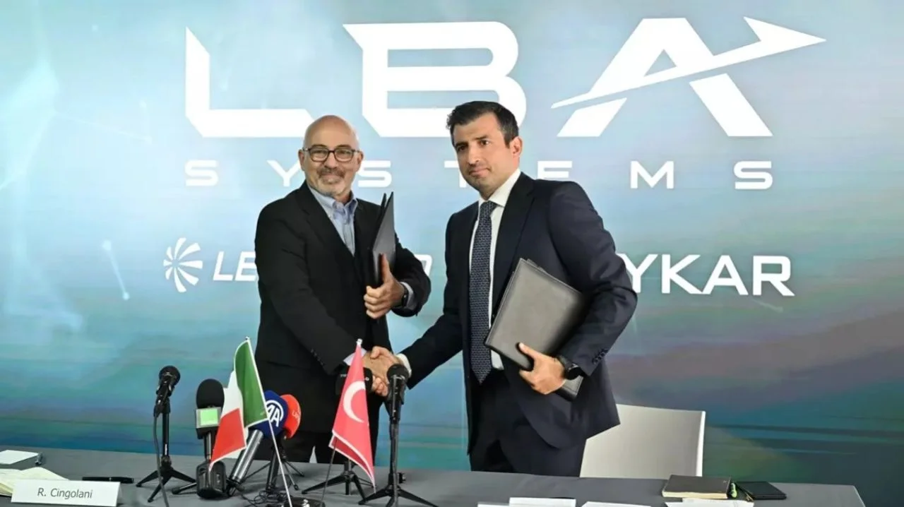 Baykar-Leonardo ortaklığı Paris AirShow’a damga vurdu! Selçuk Bayraktar ve Cingolani’den tarihi imza