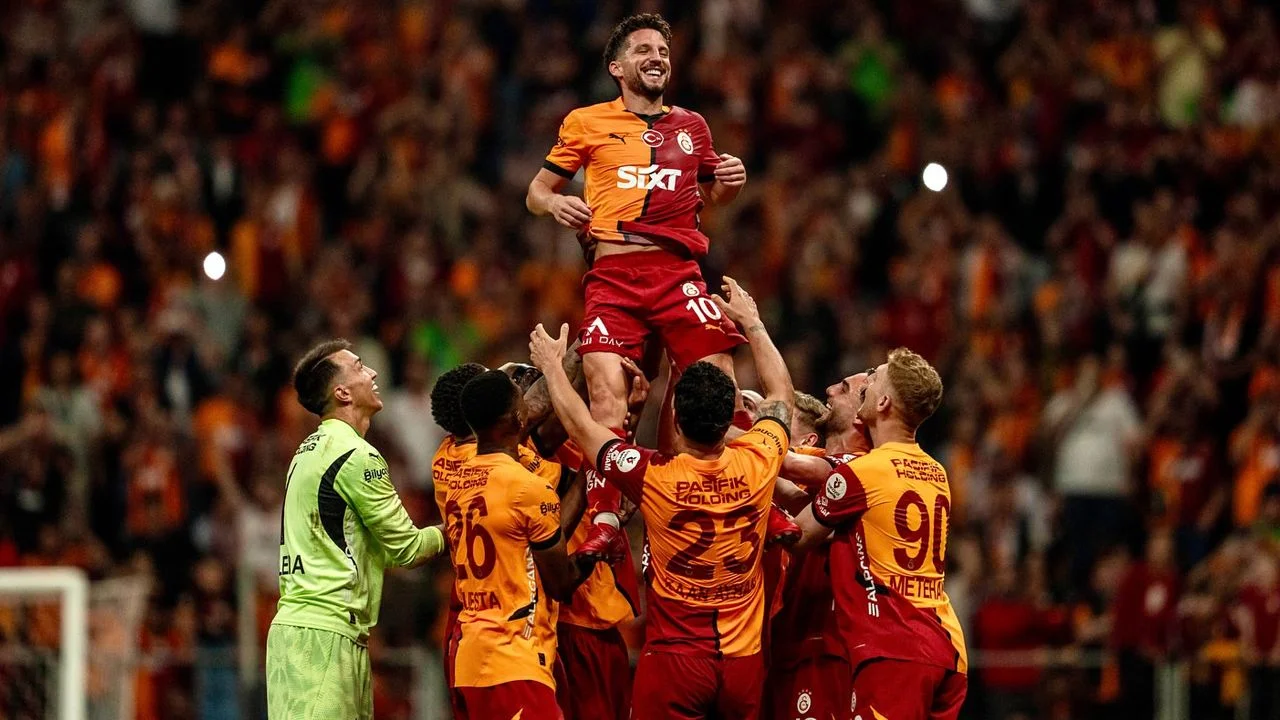Dursun Özbek'in Galatasaray taraftarına şampiyonluk hediyesi Hakan Çalhanoğlu: Menajeri İstanbul'a geldi, anlaşma sağlandı