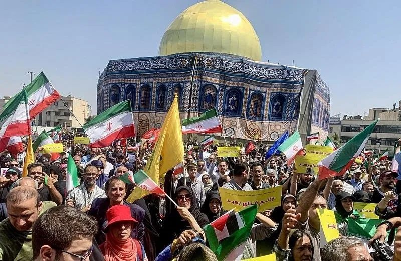 Tahran'da halk sokaklara döküldü: "Cuma öfkesi"nde İsrail ve ABD'ye lanet yağdı! "Kahrolsun İsrail!” sloganları Tahran’ı inletti...