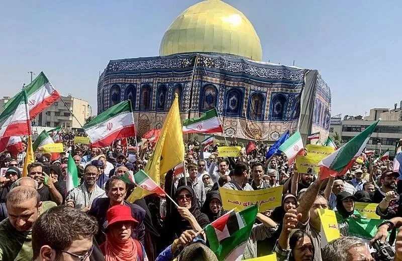 Tahran'da halk sokaklara döküldü: "Cuma öfkesi"nde İsrail ve ABD'ye lanet yağdı! "Kahrolsun İsrail!” sloganları Tahran’ı inletti...