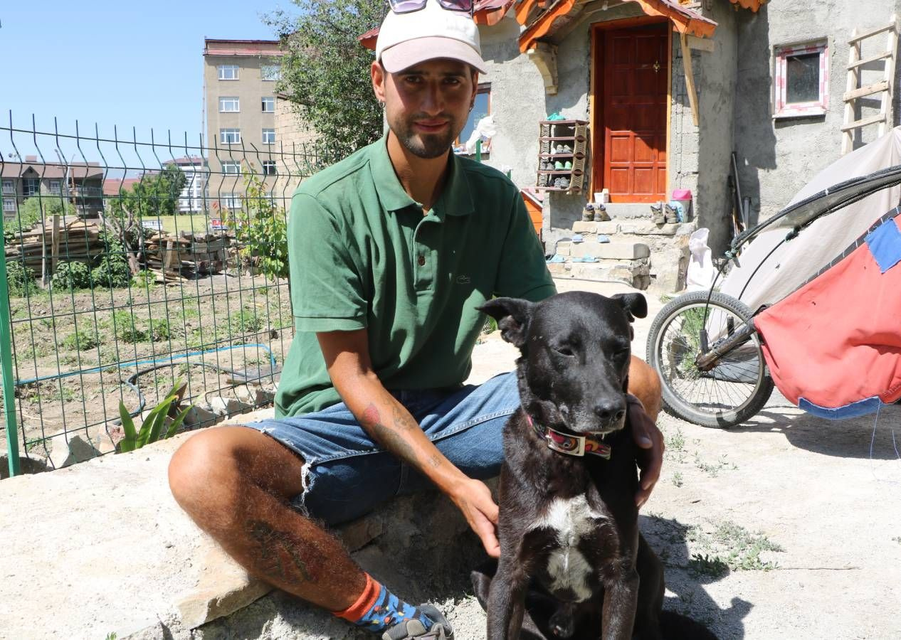 Şilili gezgin Diego Sebastian Haro Lopez ülkesinden bisikletle yola çıkıp köpeği Milo'yla 80 ülke gezdi