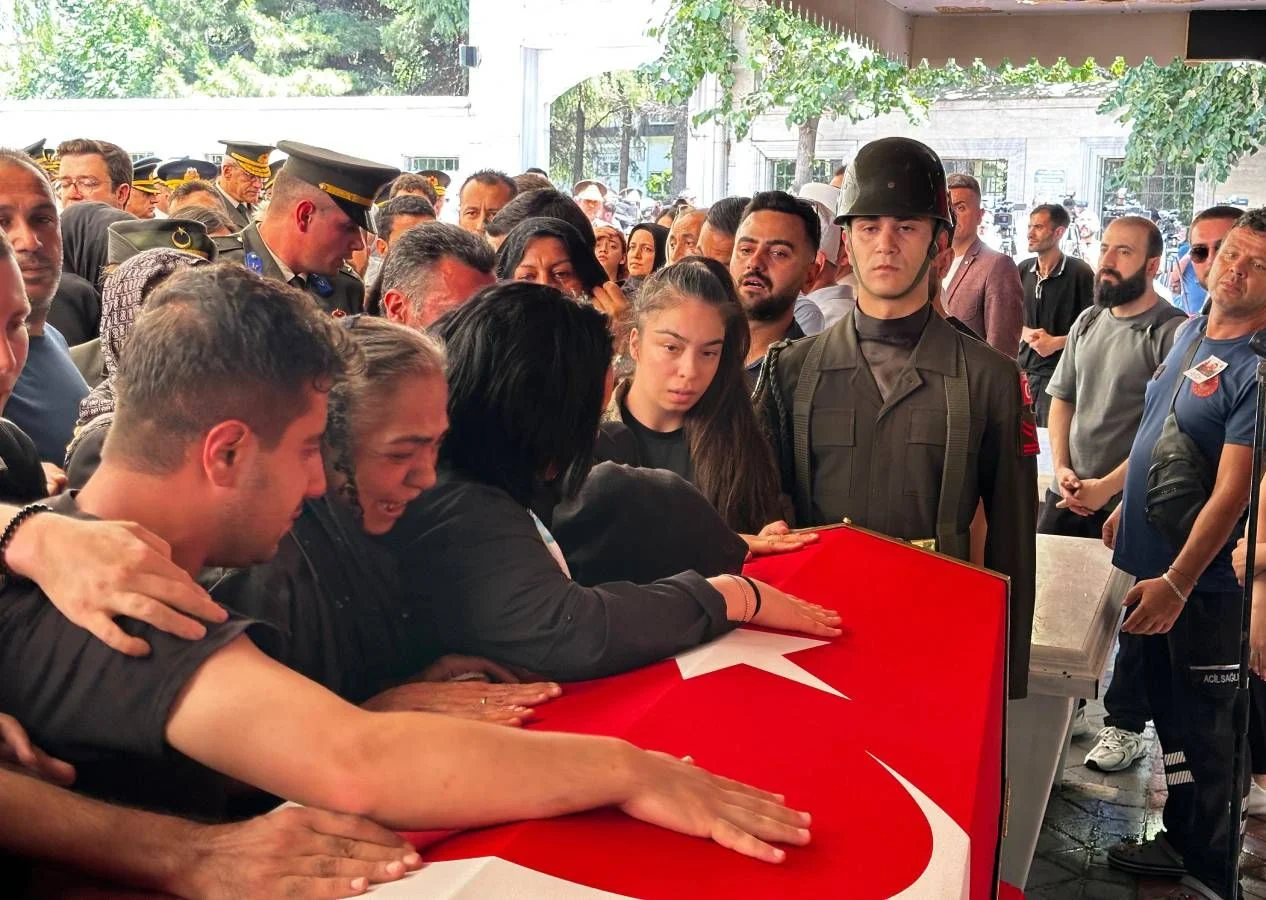Türkiye 12 Mehmetçik'i uğurladı, yürekler dağlandı... Elinde oyuncağı, şehit babasının tabutuna sarılıp gözyaşı döktü