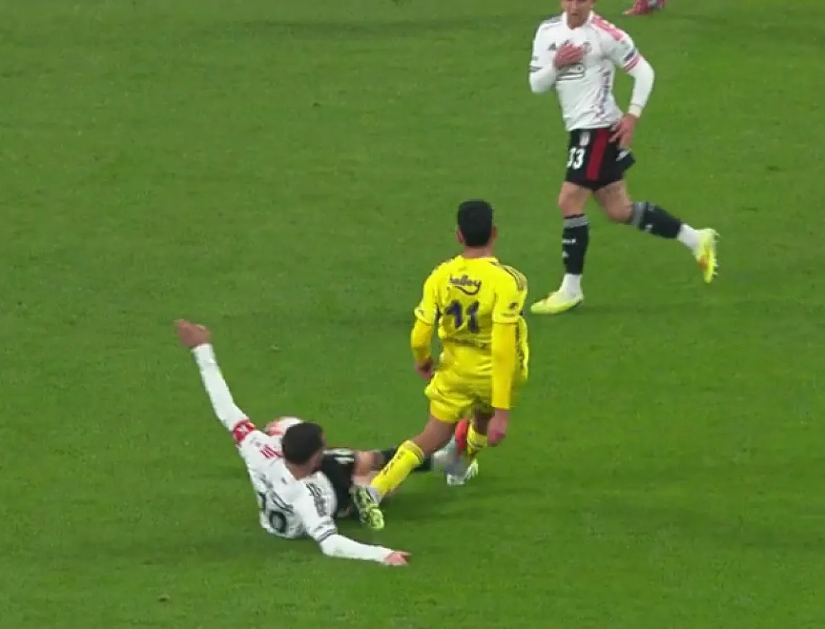 Dev derbide ortalık karıştı! Kartlar havada uçuştu!