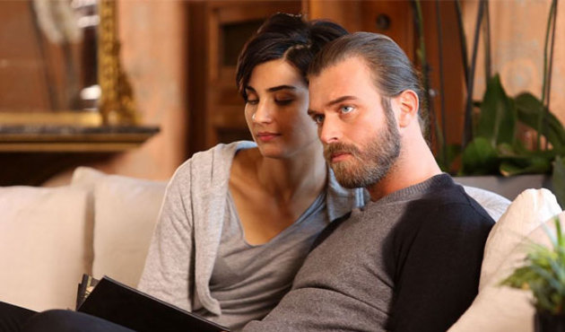 Tuba Büyüküstün, Kıvanç Tatlıtuğ sete geç kalınca deliye döndü! / VİDEO