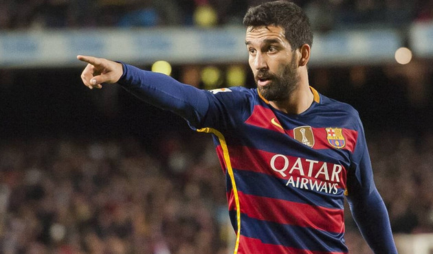 Milli takım uçağında rezalet: Arda Turan gazeteci Bilal Meşe'ye saldırdı!