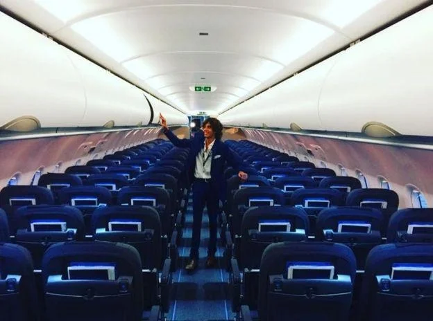 20 yaşında, First Class'ta uçmak için para alıyor!