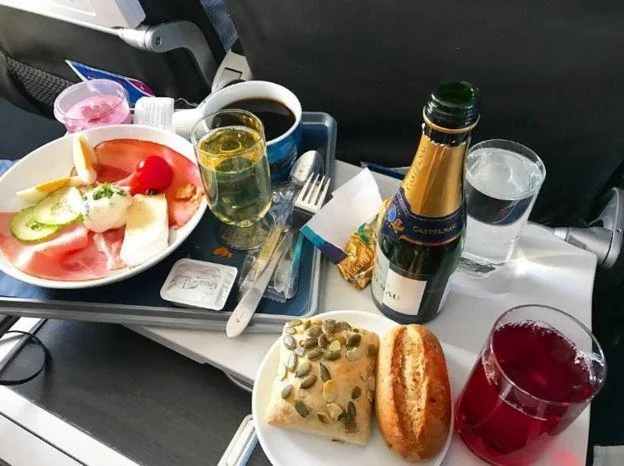 20 yaşında, First Class'ta uçmak için para alıyor!