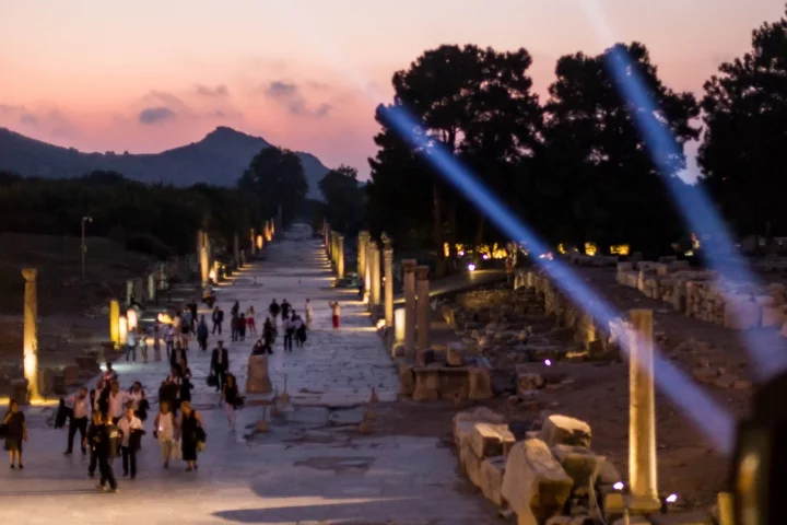 Efes'te Romeo ve Juliet büyüledi!