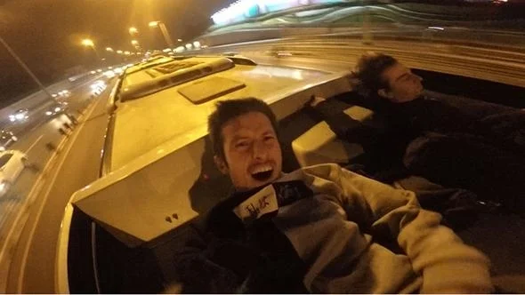 Metrobüsün 'üstünde' 12 durak gitti!