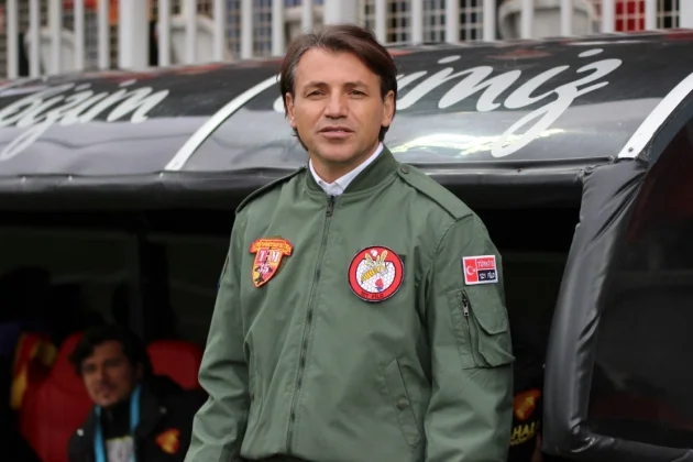 Tamer Tuna pilot ceketiyle sahada!