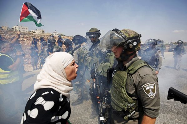 palestinian-woman-argues-with-israeli-border-policeman-west-bank